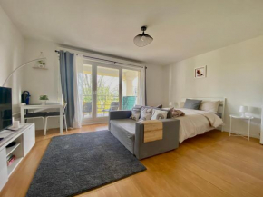 Cozy Riverfront Living, 5-Min Walk To Riverside Train